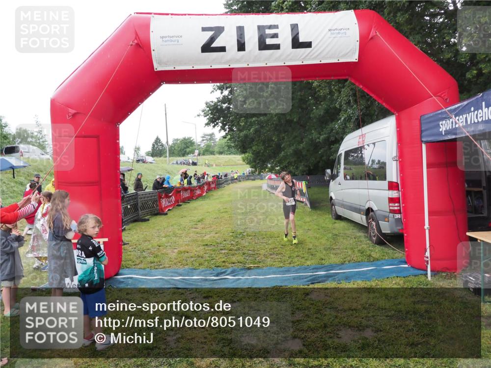 21.06.2025 - 27. Vierlanden-Triathlon MichiJ http://msf.ph/oto/8051049 15.06.2026 15:16:08 Ziel 1325, 1331, 1349, 1375 meine-sportfotos.de