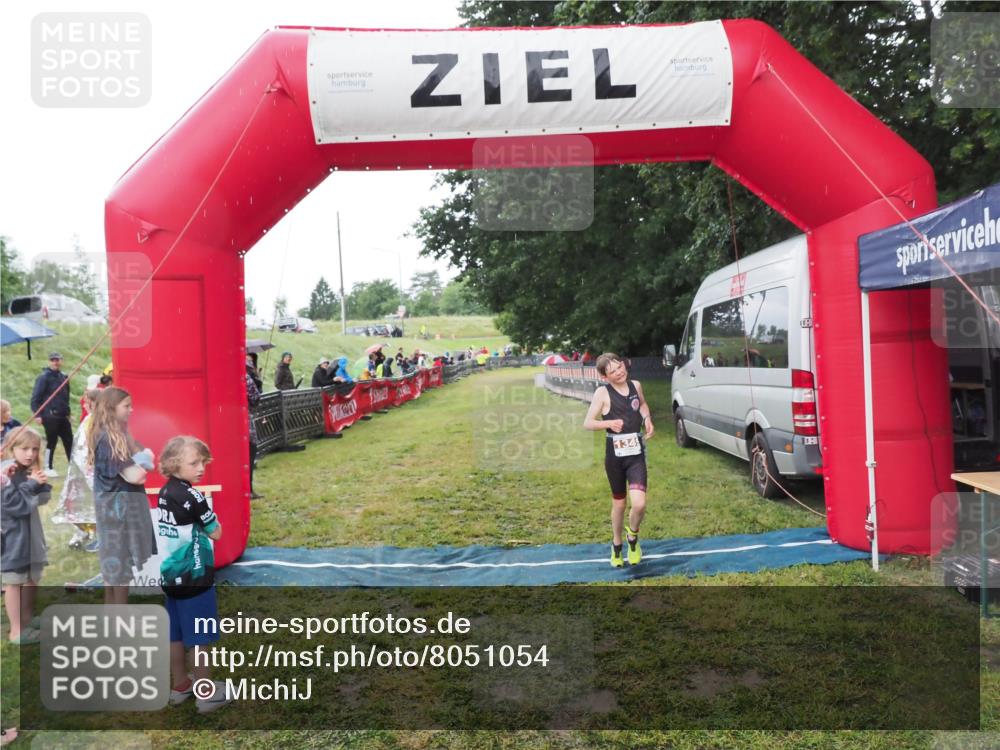21.06.2025 - 27. Vierlanden-Triathlon MichiJ http://msf.ph/oto/8051054 15.06.2026 15:16:08 Ziel 1325, 1331, 1349, 1375 meine-sportfotos.de