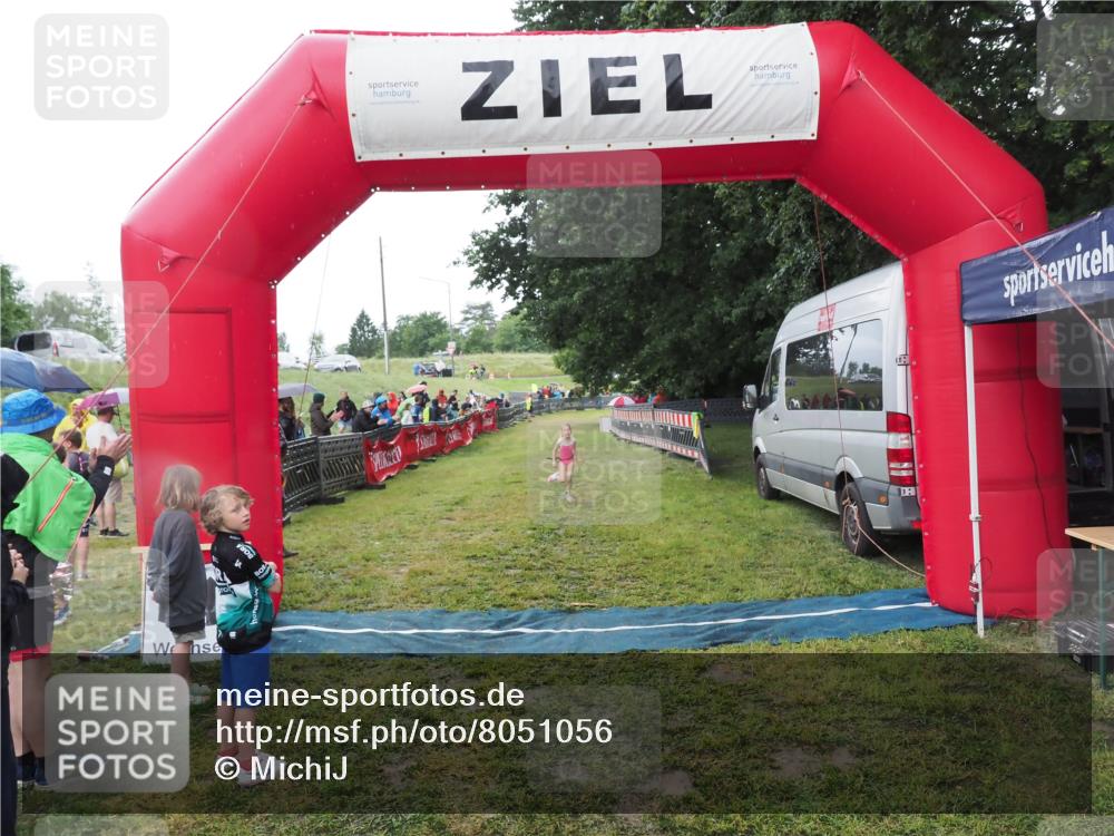 21.06.2025 - 27. Vierlanden-Triathlon MichiJ http://msf.ph/oto/8051056 15.06.2026 15:16:36 Ziel 1380 meine-sportfotos.de