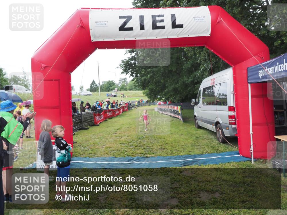 21.06.2025 - 27. Vierlanden-Triathlon MichiJ http://msf.ph/oto/8051058 15.06.2026 15:16:36 Ziel 1380 meine-sportfotos.de