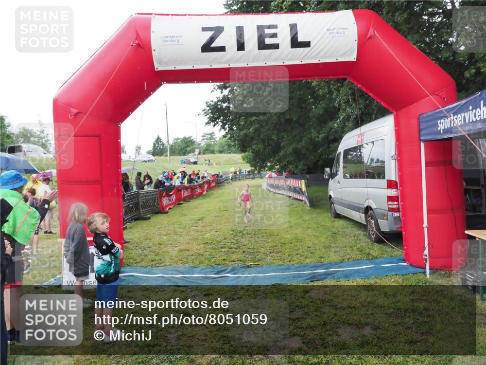 21.06.2025 - 27. Vierlanden-Triathlon MichiJ http://msf.ph/oto/8051059 15.06.2026 15:16:36 Ziel 1380 meine-sportfotos.de