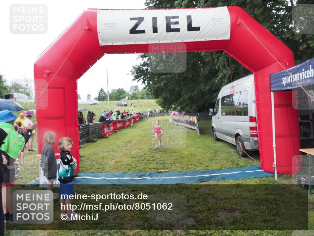 21.06.2025 - 27. Vierlanden-Triathlon MichiJ http://msf.ph/oto/8051062 15.06.2026 15:16:37 Ziel 1380 meine-sportfotos.de
