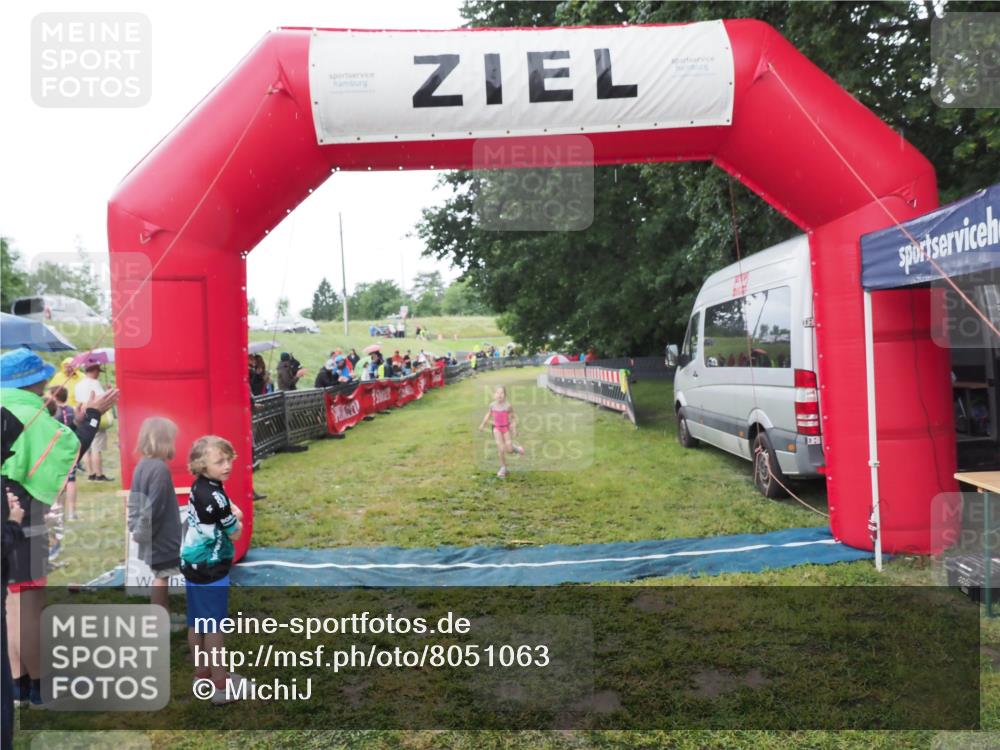 21.06.2025 - 27. Vierlanden-Triathlon MichiJ http://msf.ph/oto/8051063 15.06.2026 15:16:37 Ziel 1380 meine-sportfotos.de