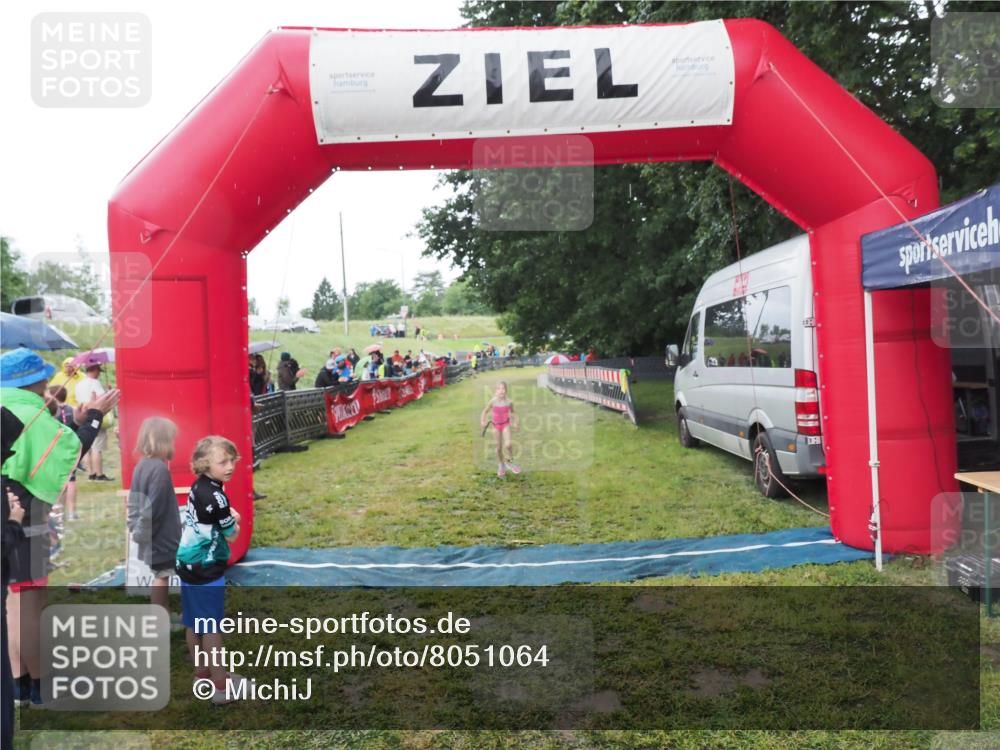 21.06.2025 - 27. Vierlanden-Triathlon MichiJ http://msf.ph/oto/8051064 15.06.2026 15:16:37 Ziel 1380 meine-sportfotos.de