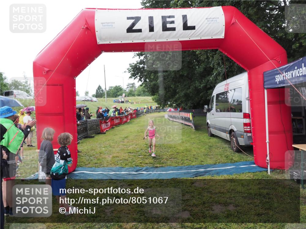 21.06.2025 - 27. Vierlanden-Triathlon MichiJ http://msf.ph/oto/8051067 15.06.2026 15:16:38 Ziel 1380 meine-sportfotos.de