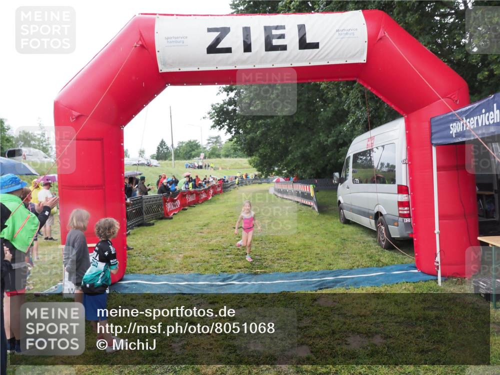 21.06.2025 - 27. Vierlanden-Triathlon MichiJ http://msf.ph/oto/8051068 15.06.2026 15:16:38 Ziel 1380 meine-sportfotos.de