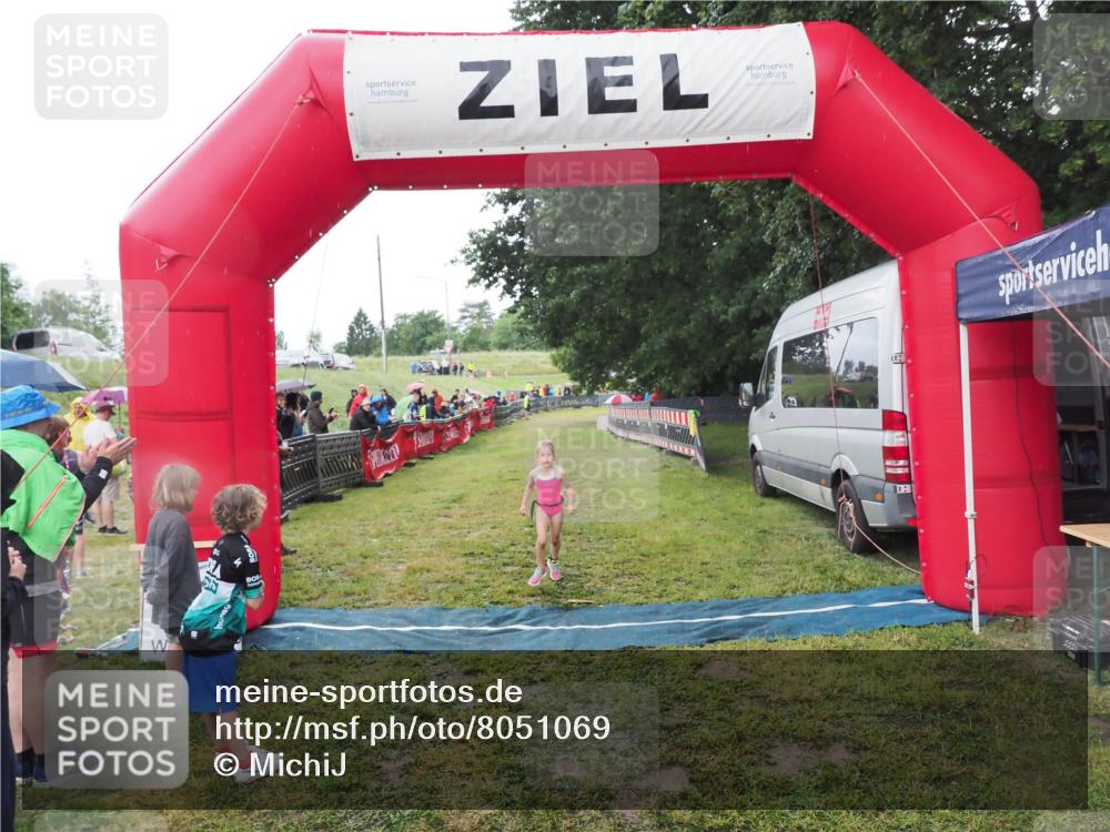 21.06.2025 - 27. Vierlanden-Triathlon MichiJ http://msf.ph/oto/8051069 15.06.2026 15:16:38 Ziel 1380 meine-sportfotos.de