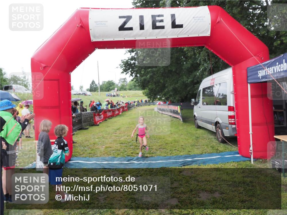 21.06.2025 - 27. Vierlanden-Triathlon MichiJ http://msf.ph/oto/8051071 15.06.2026 15:16:38 Ziel 1380 meine-sportfotos.de