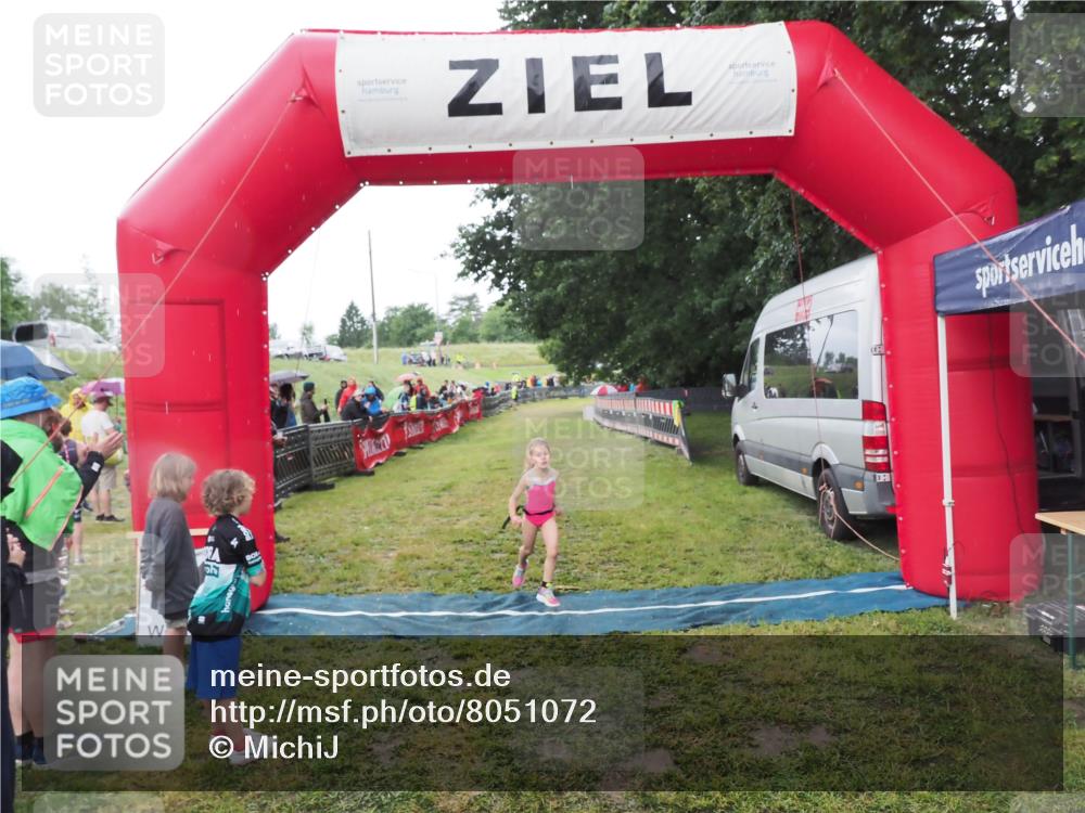 21.06.2025 - 27. Vierlanden-Triathlon MichiJ http://msf.ph/oto/8051072 15.06.2026 15:16:38 Ziel 1380 meine-sportfotos.de