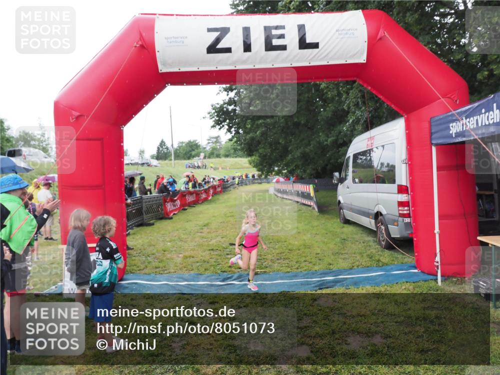 21.06.2025 - 27. Vierlanden-Triathlon MichiJ http://msf.ph/oto/8051073 15.06.2026 15:16:38 Ziel 1380 meine-sportfotos.de