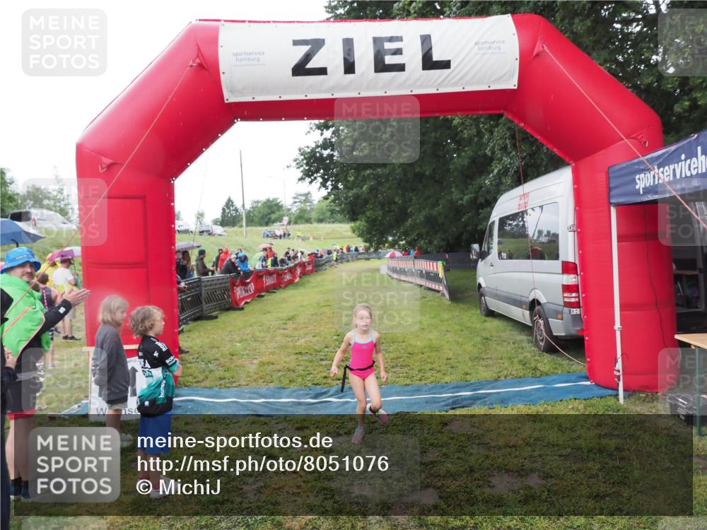 21.06.2025 - 27. Vierlanden-Triathlon MichiJ http://msf.ph/oto/8051076 15.06.2026 15:16:39 Ziel 1380 meine-sportfotos.de