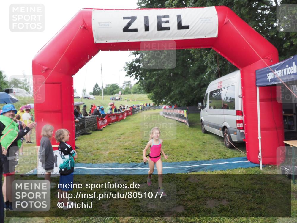 21.06.2025 - 27. Vierlanden-Triathlon MichiJ http://msf.ph/oto/8051077 15.06.2026 15:16:39 Ziel 1380 meine-sportfotos.de