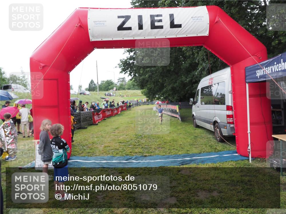 21.06.2025 - 27. Vierlanden-Triathlon MichiJ http://msf.ph/oto/8051079 15.06.2026 15:16:57 Ziel 1385 meine-sportfotos.de