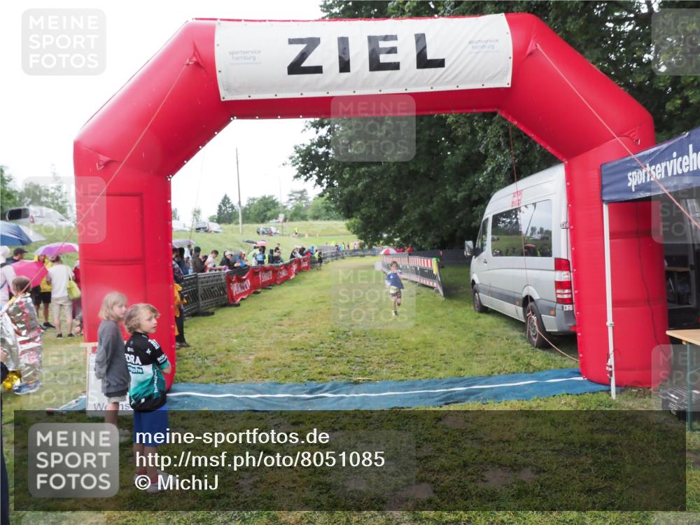 21.06.2025 - 27. Vierlanden-Triathlon MichiJ http://msf.ph/oto/8051085 15.06.2026 15:16:57 Ziel 1385 meine-sportfotos.de