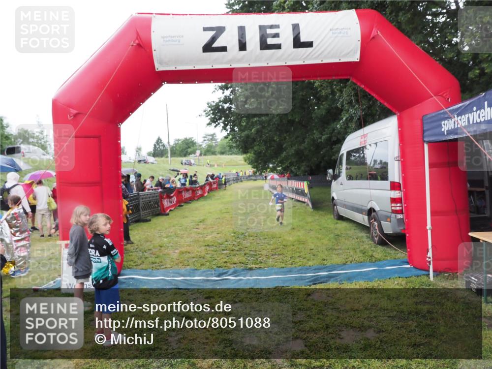 21.06.2025 - 27. Vierlanden-Triathlon MichiJ http://msf.ph/oto/8051088 15.06.2026 15:16:58 Ziel 1385 meine-sportfotos.de