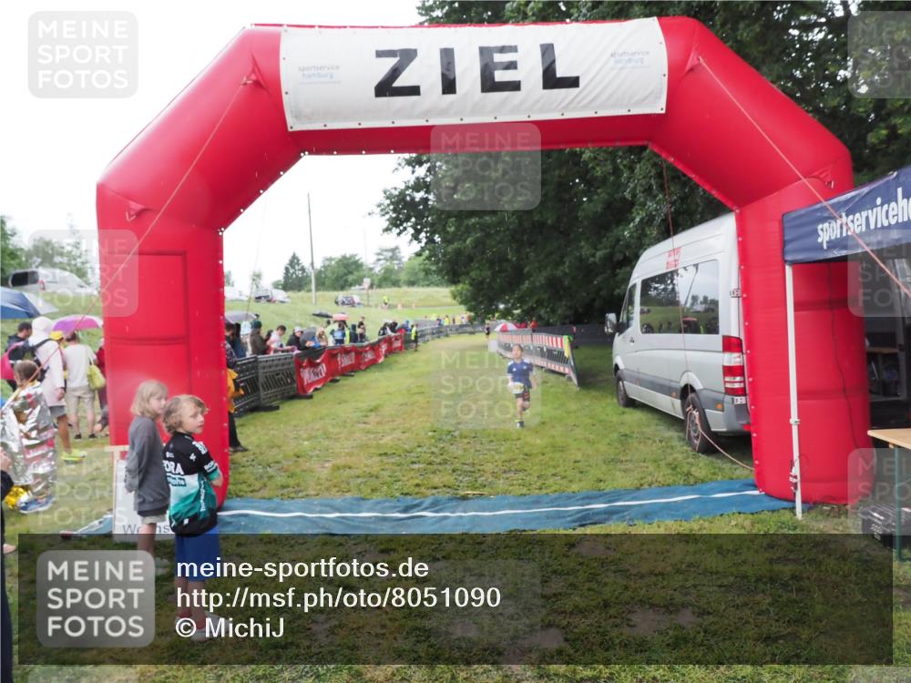 21.06.2025 - 27. Vierlanden-Triathlon MichiJ http://msf.ph/oto/8051090 15.06.2026 15:16:58 Ziel 1385 meine-sportfotos.de