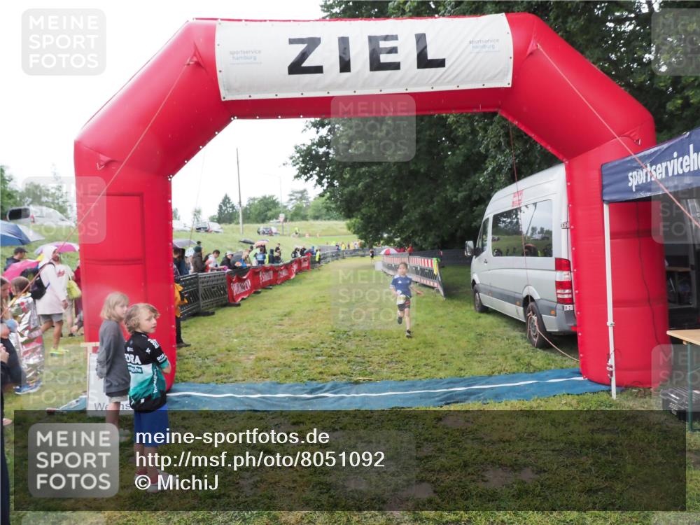 21.06.2025 - 27. Vierlanden-Triathlon MichiJ http://msf.ph/oto/8051092 15.06.2026 15:16:58 Ziel 1385 meine-sportfotos.de