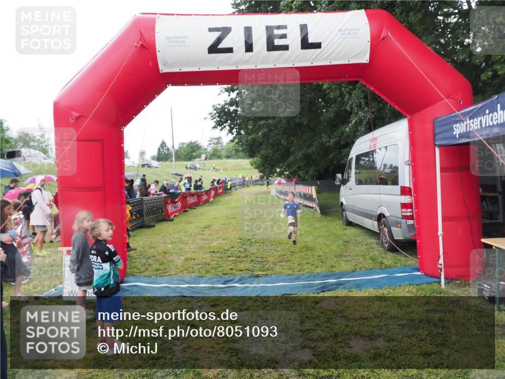21.06.2025 - 27. Vierlanden-Triathlon MichiJ http://msf.ph/oto/8051093 15.06.2026 15:16:58 Ziel 1385 meine-sportfotos.de