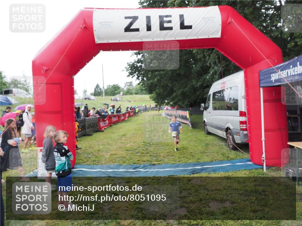 21.06.2025 - 27. Vierlanden-Triathlon MichiJ http://msf.ph/oto/8051095 15.06.2026 15:16:59 Ziel 1385 meine-sportfotos.de