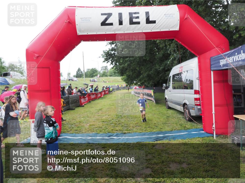 21.06.2025 - 27. Vierlanden-Triathlon MichiJ http://msf.ph/oto/8051096 15.06.2026 15:16:59 Ziel 1385 meine-sportfotos.de