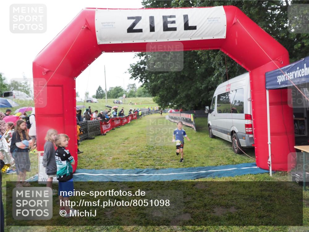 21.06.2025 - 27. Vierlanden-Triathlon MichiJ http://msf.ph/oto/8051098 15.06.2026 15:16:59 Ziel 1385 meine-sportfotos.de