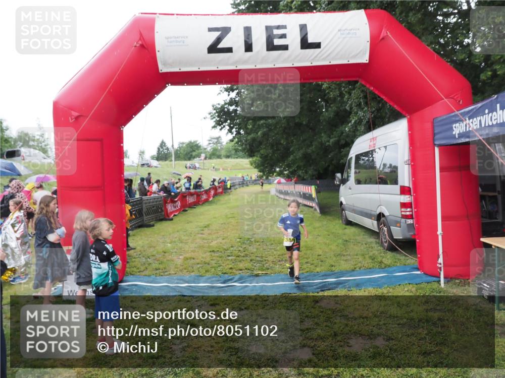 21.06.2025 - 27. Vierlanden-Triathlon MichiJ http://msf.ph/oto/8051102 15.06.2026 15:16:59 Ziel 1385 meine-sportfotos.de