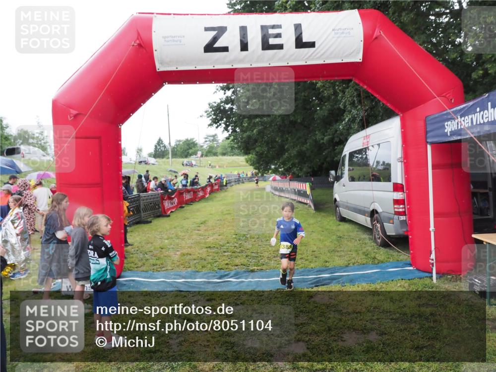 21.06.2025 - 27. Vierlanden-Triathlon MichiJ http://msf.ph/oto/8051104 15.06.2026 15:17:00 Ziel 1385 meine-sportfotos.de