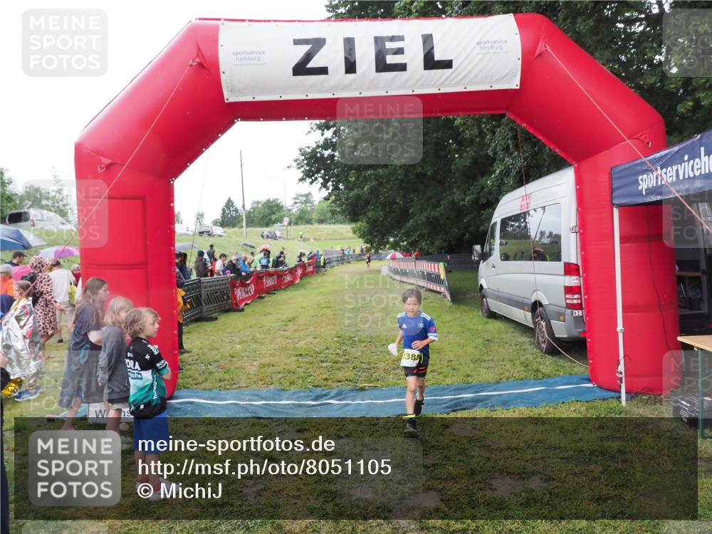 21.06.2025 - 27. Vierlanden-Triathlon MichiJ http://msf.ph/oto/8051105 15.06.2026 15:17:00 Ziel 1385 meine-sportfotos.de