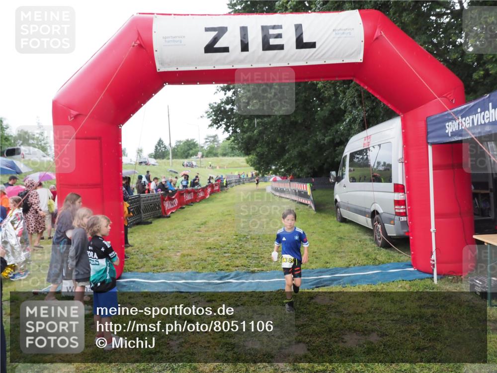 21.06.2025 - 27. Vierlanden-Triathlon MichiJ http://msf.ph/oto/8051106 15.06.2026 15:17:00 Ziel 1385 meine-sportfotos.de