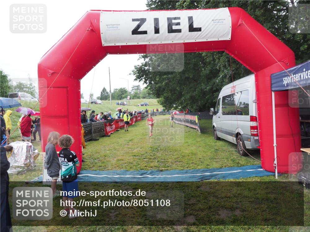 21.06.2025 - 27. Vierlanden-Triathlon MichiJ http://msf.ph/oto/8051108 15.06.2026 15:17:26 Ziel 1378, 1391 meine-sportfotos.de