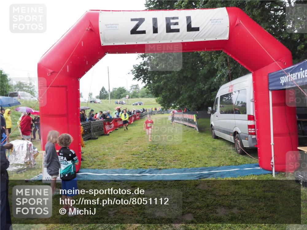 21.06.2025 - 27. Vierlanden-Triathlon MichiJ http://msf.ph/oto/8051112 15.06.2026 15:17:26 Ziel 1378, 1391 meine-sportfotos.de