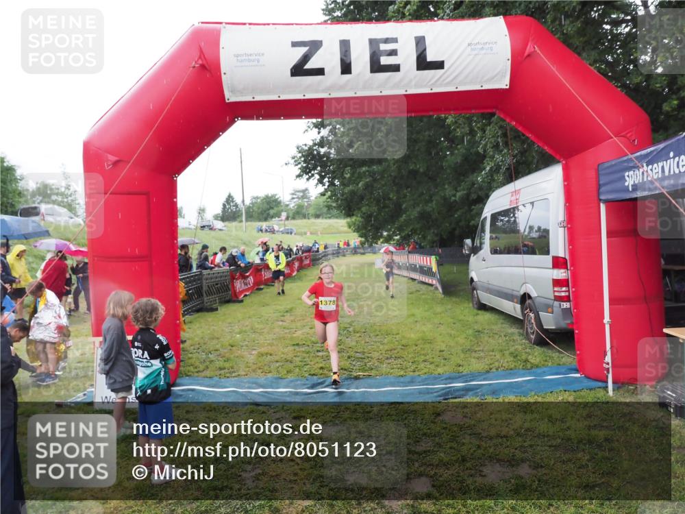21.06.2025 - 27. Vierlanden-Triathlon MichiJ http://msf.ph/oto/8051123 15.06.2026 15:17:28 Ziel 1378, 1391 meine-sportfotos.de