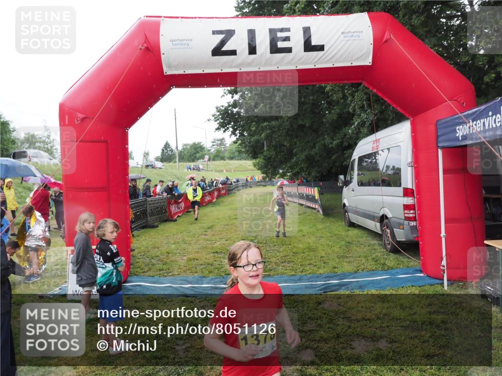 21.06.2025 - 27. Vierlanden-Triathlon MichiJ http://msf.ph/oto/8051126 15.06.2026 15:17:29 Ziel 1378, 1391 meine-sportfotos.de