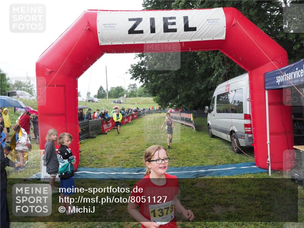 21.06.2025 - 27. Vierlanden-Triathlon MichiJ http://msf.ph/oto/8051127 15.06.2026 15:17:29 Ziel 1378, 1391 meine-sportfotos.de