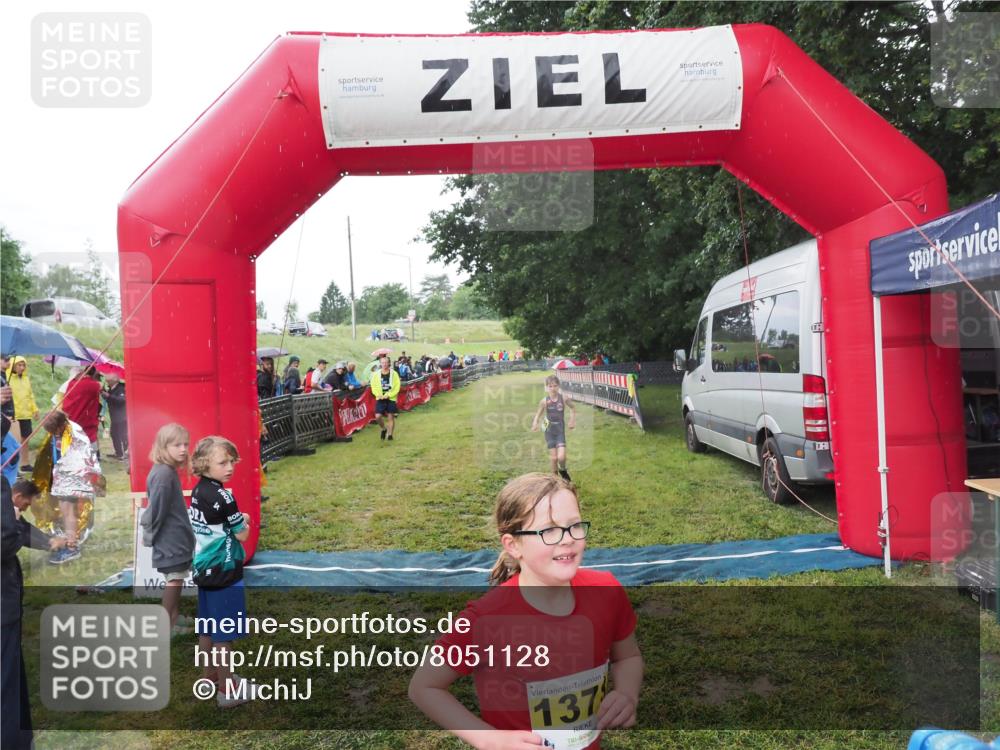21.06.2025 - 27. Vierlanden-Triathlon MichiJ http://msf.ph/oto/8051128 15.06.2026 15:17:29 Ziel 1378, 1391 meine-sportfotos.de