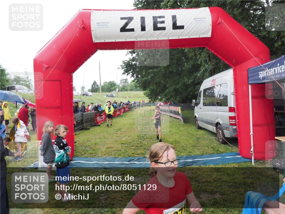 21.06.2025 - 27. Vierlanden-Triathlon MichiJ http://msf.ph/oto/8051129 15.06.2026 15:17:30 Ziel 1378, 1391 meine-sportfotos.de