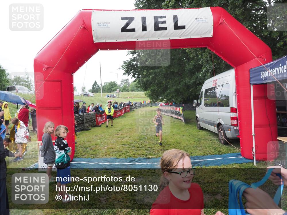 21.06.2025 - 27. Vierlanden-Triathlon MichiJ http://msf.ph/oto/8051130 15.06.2026 15:17:30 Ziel 1378, 1391 meine-sportfotos.de