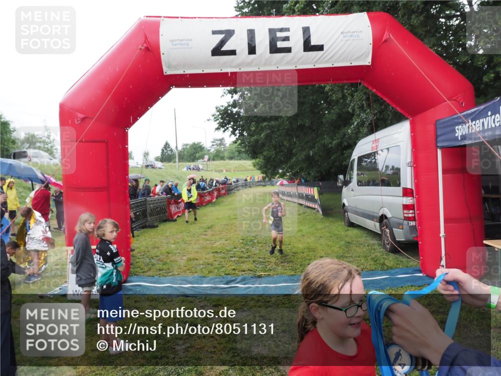 21.06.2025 - 27. Vierlanden-Triathlon MichiJ http://msf.ph/oto/8051131 15.06.2026 15:17:30 Ziel 1378, 1391 meine-sportfotos.de