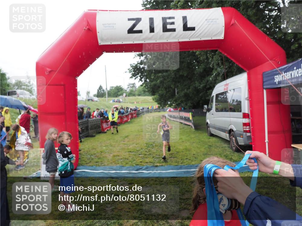 21.06.2025 - 27. Vierlanden-Triathlon MichiJ http://msf.ph/oto/8051132 15.06.2026 15:17:30 Ziel 1378, 1391 meine-sportfotos.de