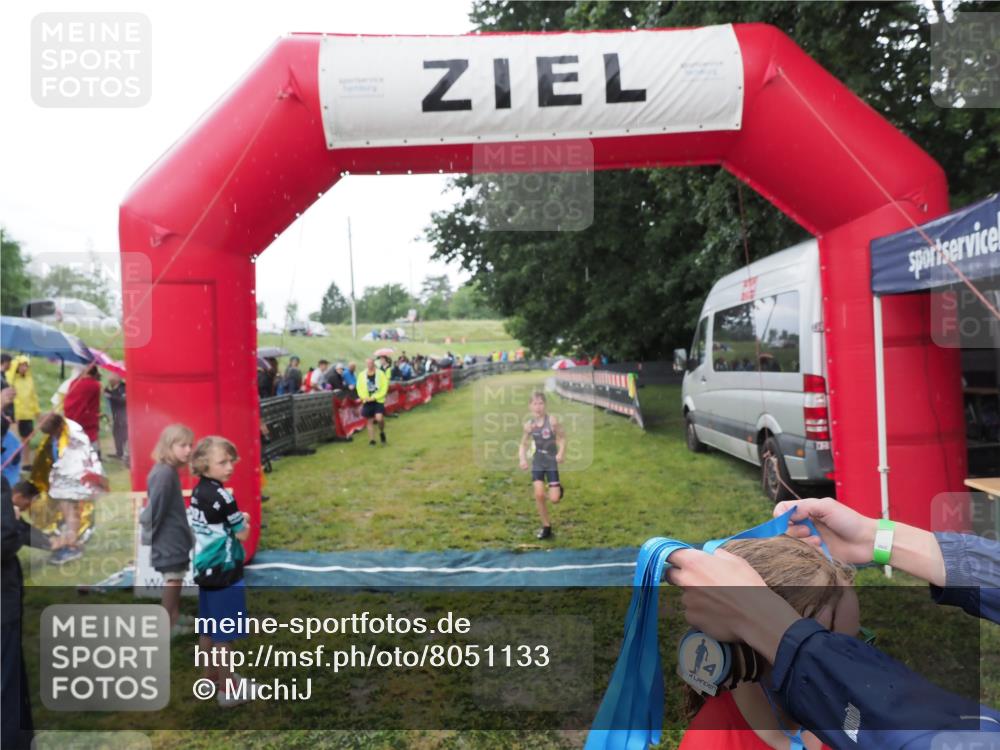 21.06.2025 - 27. Vierlanden-Triathlon MichiJ http://msf.ph/oto/8051133 15.06.2026 15:17:30 Ziel 1378, 1391 meine-sportfotos.de