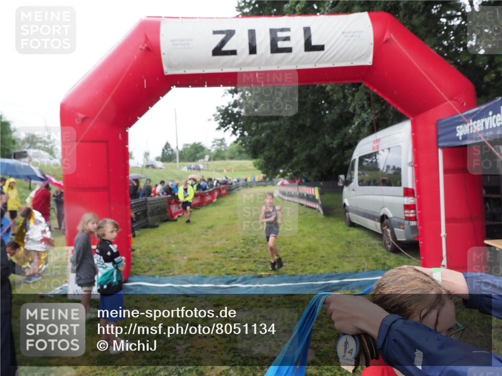 21.06.2025 - 27. Vierlanden-Triathlon MichiJ http://msf.ph/oto/8051134 15.06.2026 15:17:30 Ziel 1378, 1391 meine-sportfotos.de