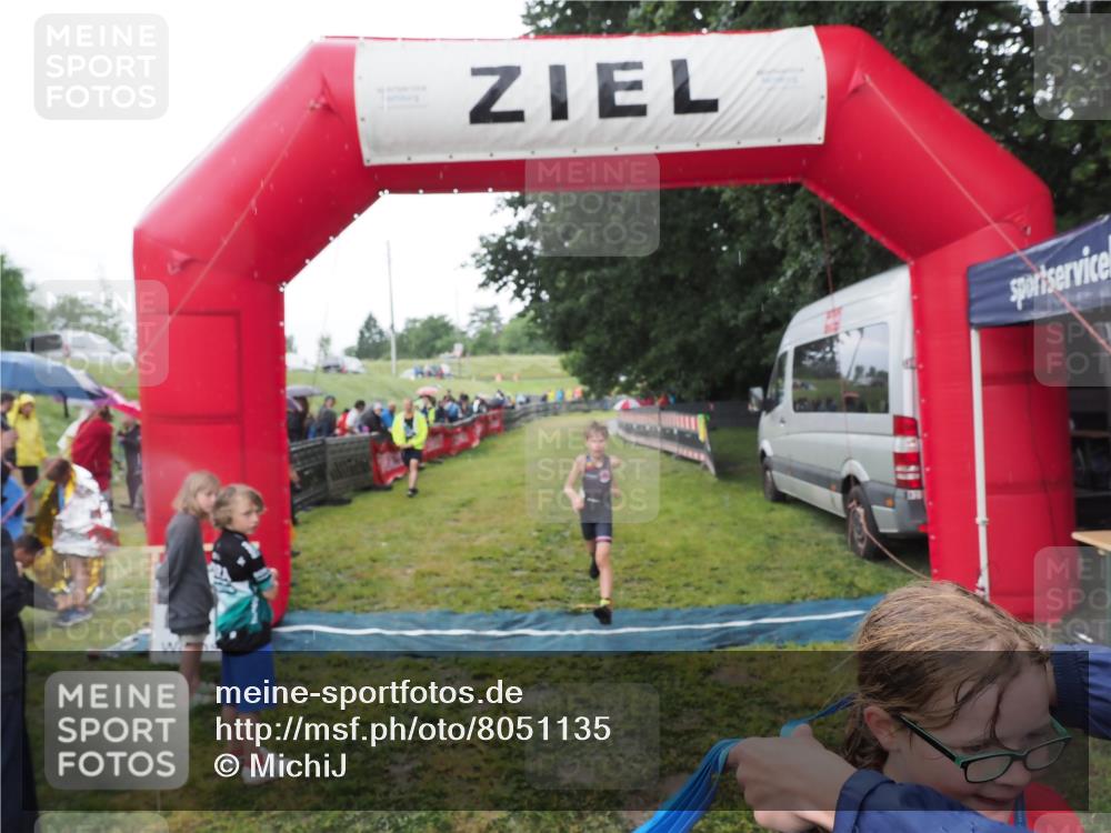 21.06.2025 - 27. Vierlanden-Triathlon MichiJ http://msf.ph/oto/8051135 15.06.2026 15:17:30 Ziel 1378, 1391 meine-sportfotos.de