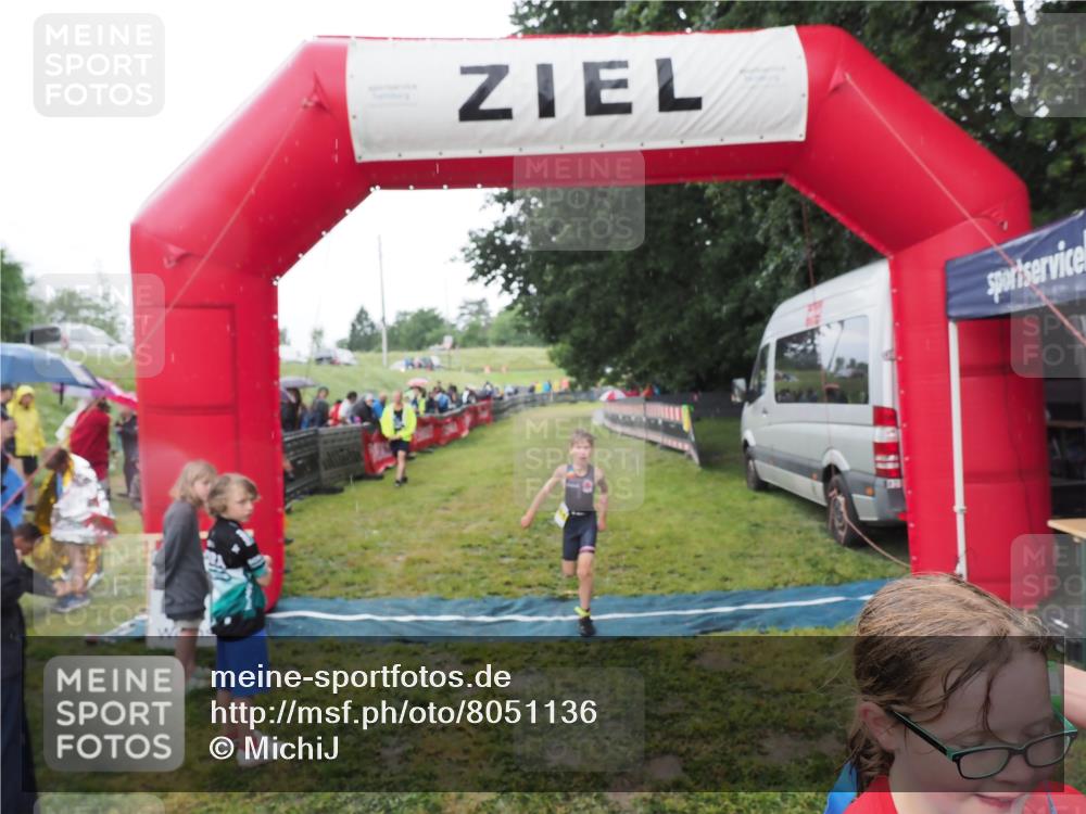 21.06.2025 - 27. Vierlanden-Triathlon MichiJ http://msf.ph/oto/8051136 15.06.2026 15:17:30 Ziel 1378, 1391 meine-sportfotos.de