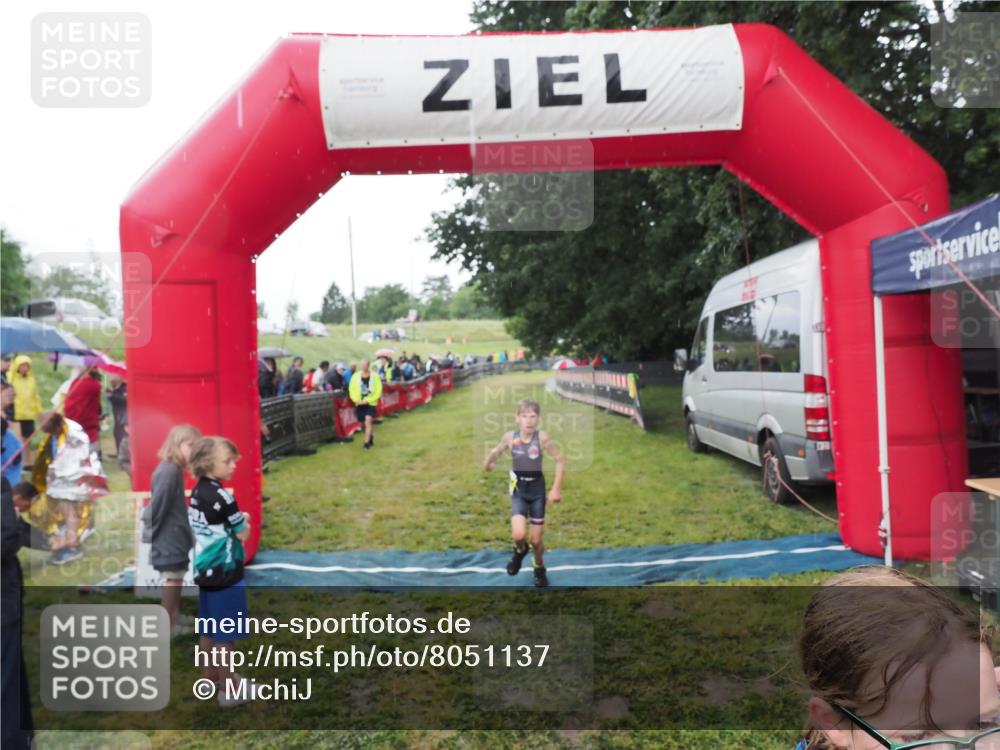 21.06.2025 - 27. Vierlanden-Triathlon MichiJ http://msf.ph/oto/8051137 15.06.2026 15:17:31 Ziel 1378, 1391 meine-sportfotos.de