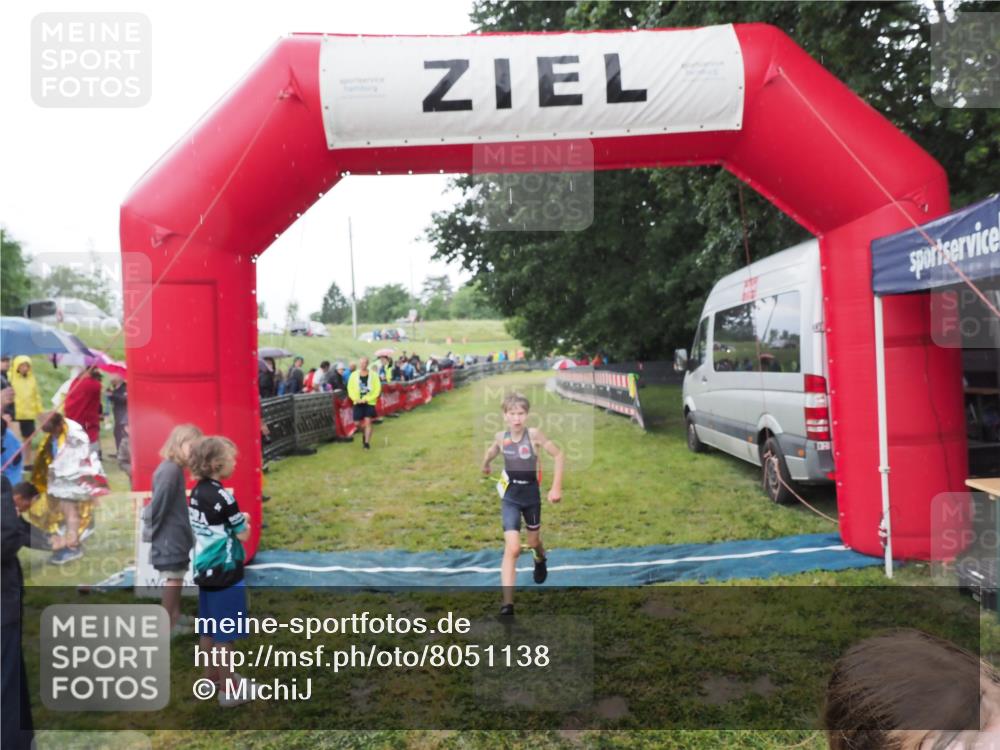 21.06.2025 - 27. Vierlanden-Triathlon MichiJ http://msf.ph/oto/8051138 15.06.2026 15:17:31 Ziel 1378, 1391 meine-sportfotos.de