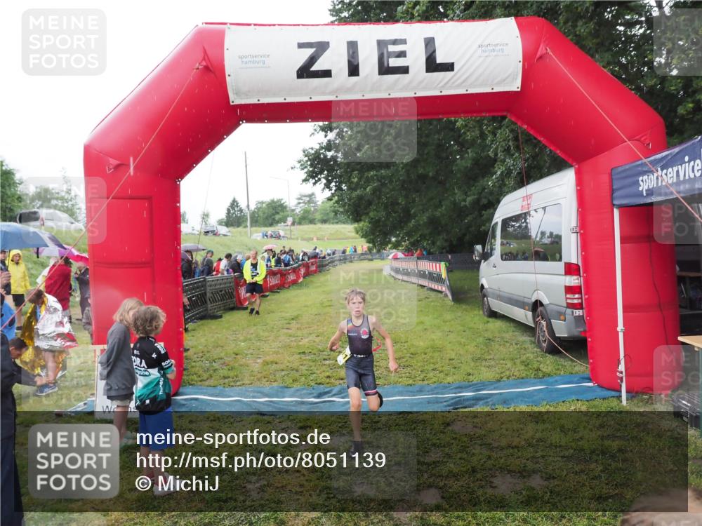 21.06.2025 - 27. Vierlanden-Triathlon MichiJ http://msf.ph/oto/8051139 15.06.2026 15:17:31 Ziel 1378, 1391 meine-sportfotos.de