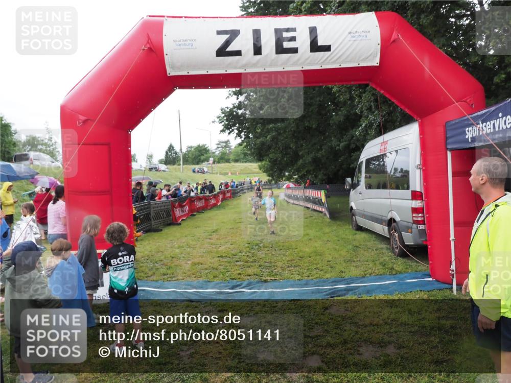 21.06.2025 - 27. Vierlanden-Triathlon MichiJ http://msf.ph/oto/8051141 15.06.2026 15:17:51 Ziel 1381, 1382 meine-sportfotos.de