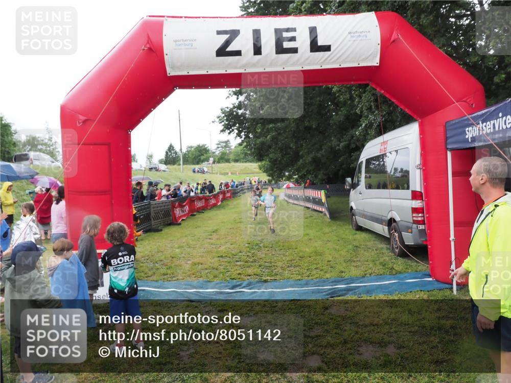 21.06.2025 - 27. Vierlanden-Triathlon MichiJ http://msf.ph/oto/8051142 15.06.2026 15:17:51 Ziel 1381, 1382 meine-sportfotos.de