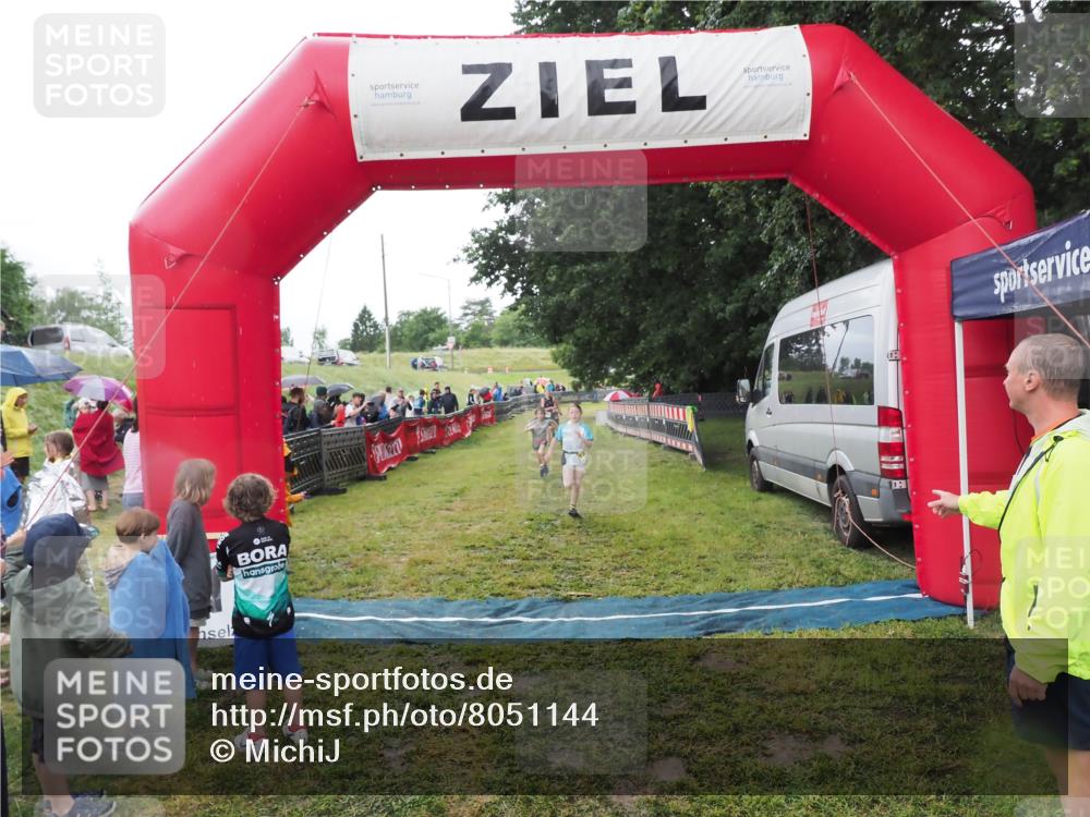 21.06.2025 - 27. Vierlanden-Triathlon MichiJ http://msf.ph/oto/8051144 15.06.2026 15:17:52 Ziel 1318, 1381, 1382 meine-sportfotos.de