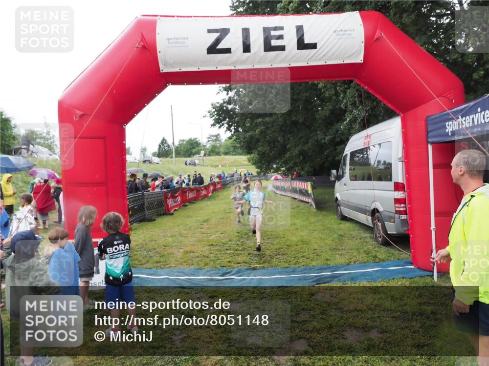 21.06.2025 - 27. Vierlanden-Triathlon MichiJ http://msf.ph/oto/8051148 15.06.2026 15:17:52 Ziel 1318, 1381, 1382 meine-sportfotos.de